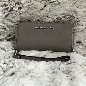 Michael Kors simple wristlet wallet